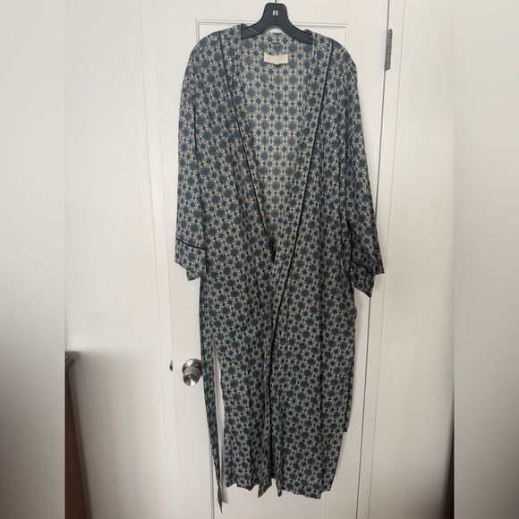 The Great Robe - Picture 2 of 4